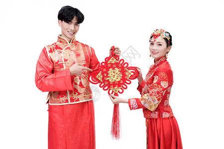 穿红装的情侣手持中国结图片素材