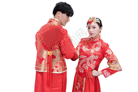 穿红装的情侣手持中国结图片