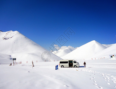 自驾雪山图片