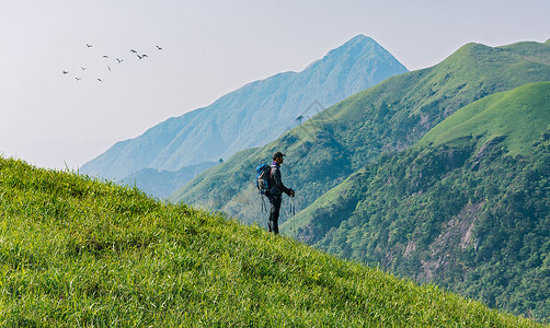 户外男性爬山背景图片