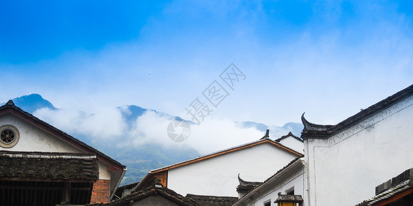 蓝天白云下的中国民居背景图片