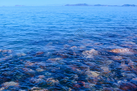 湖北武汉东湖边湛蓝的湖水图片