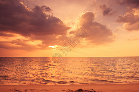 夕阳下的的海边沙滩度假高清图片素材