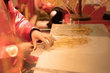 高兴迎新春穿着新年服装做糖画的传统手艺人背景