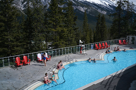 阳光滑雪度假村温泉酒店泳池高清图片