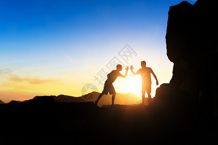 互相击掌的登山运动员背景图片