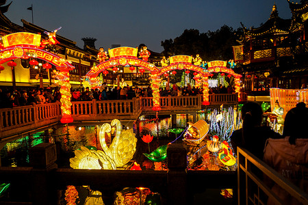 春节的上海城隍庙庙会张灯结彩中国风高清图片素材