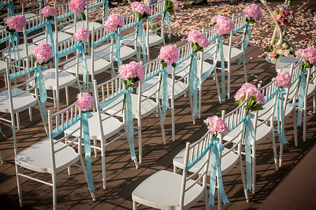 婚礼椅子温馨蓝色丝带康乃馨高清图片