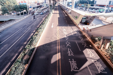 节日期间空旷的城市道路背景图片