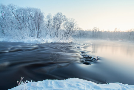 雪地上的小船库尔斌雾凇河流背景