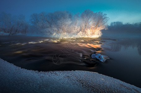 雪地上的小船库尔斌雾凇河流背景