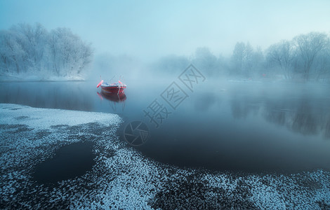 雪地上的小船库尔斌雾凇河流背景