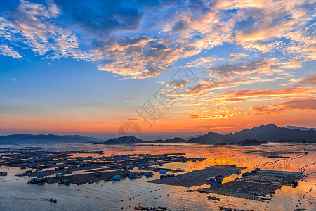 福建省夕阳下的海上渔村背景
