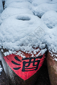 雪莉酒大雪中的酒坛子背景