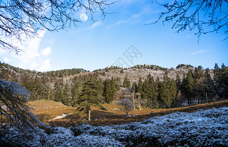 月亮与云与田野庐山背景