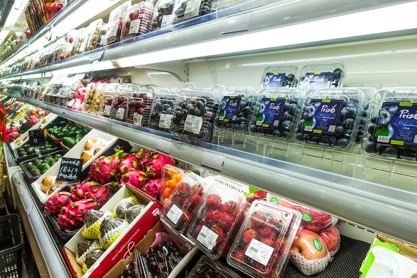 进口超市挑选年货水果图片