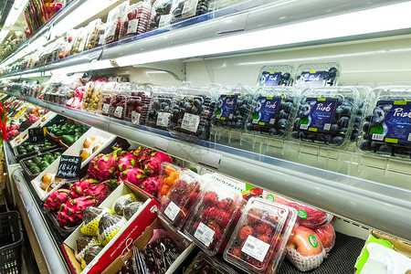 进口超市挑选年货水果图片