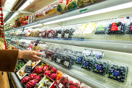 进口超市挑选年货水果货架高清图片素材