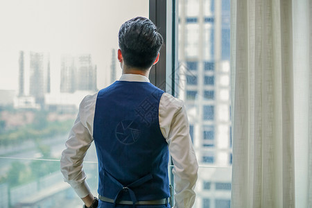 商务男性背影站在窗前的背景背景
