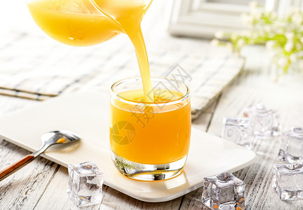 鲜榨芒果汁海报倒新鲜的芒果汁背景