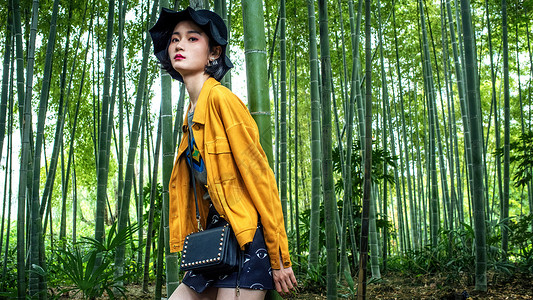 竹林中的时尚女性图片