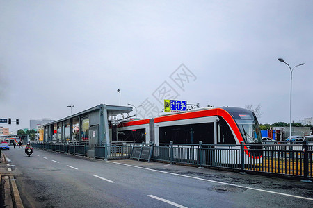 时代生活新运营的武汉城市有轨电车背景