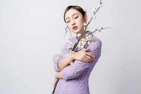 紫色旗袍美女与梅花中式高清图片素材