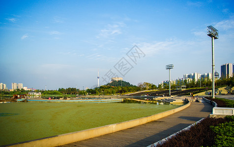 琴台路蓝天白云下的琴台广场背景