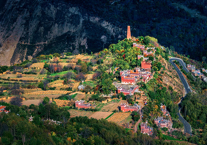 小蒸包山谷中的藏族村庄背景