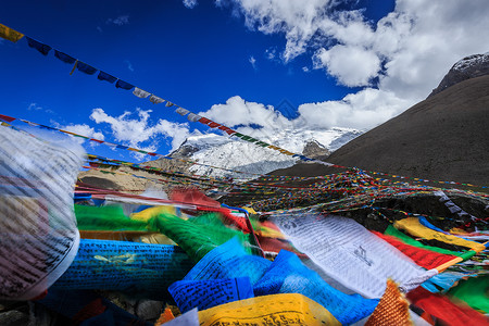 西藏高原雪上上飘动的经幡高清图片