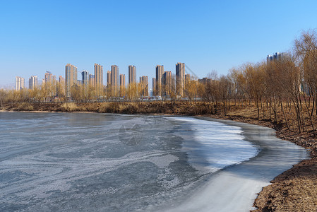 西北城市公园冰湖风景背景图片