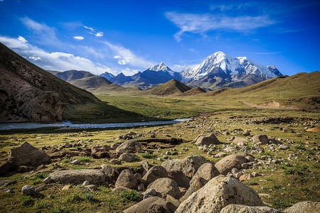 西藏高原蓝天白云与雪山背景图片