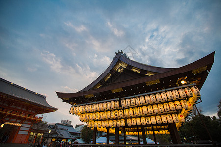 日本灯笼傍晚时分的八坂神社背景