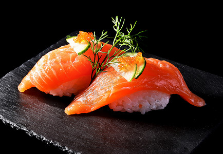 三文鱼寿司和生鱼片高清图片
