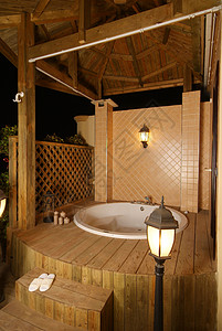 室外温泉浴缸图片