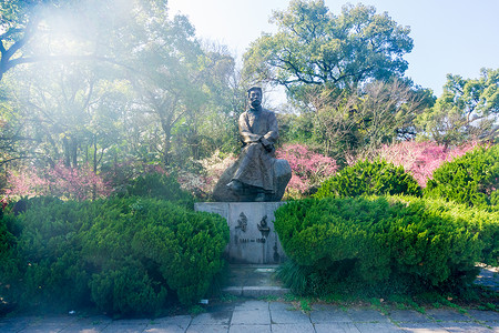 西湖孤山杭州孤山鲁迅纪念铜像背景