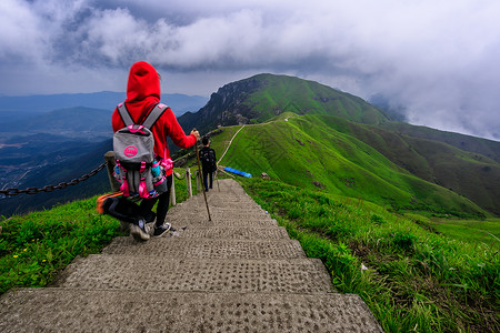 萍乡春天户外登山探险背景