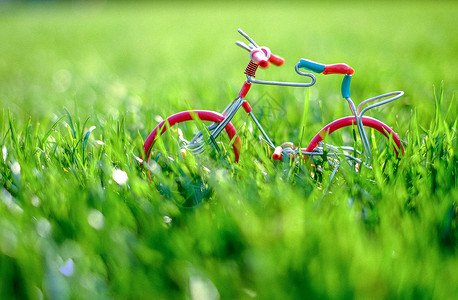 自行车唯美春天绿色草地里的自行车模型背景