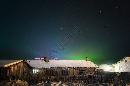 彩色小屋北极村的夜空背景