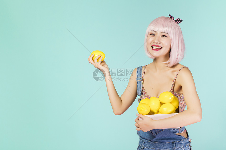 拿着柠檬的可爱女性图片