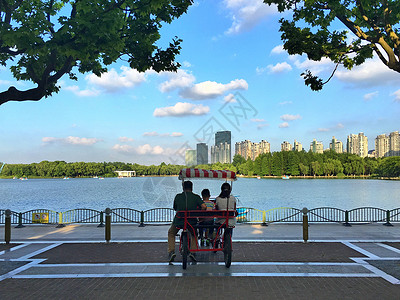 和睦一家看风景的一家背景