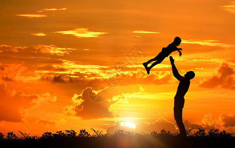 父亲与儿子玩耍夕阳下父子剪影设计图片