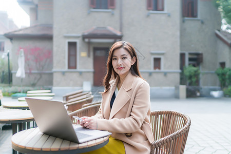 职业女性户外移动办公背景图片