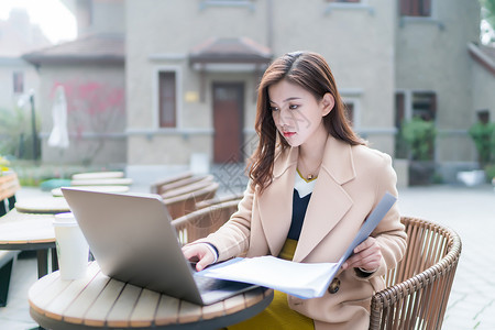 职业女性户外移动办公高清图片