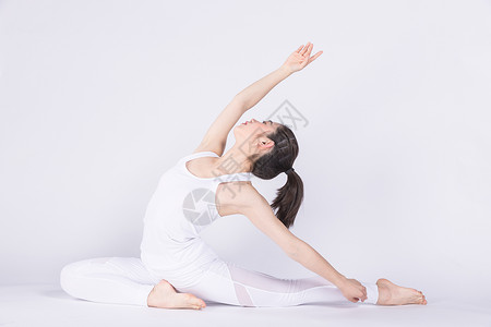 瑜伽运动女孩年轻女孩在做瑜伽背景