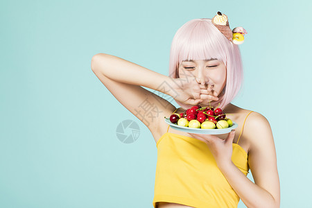 吃水果的可爱女性图片