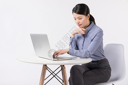 商务职场女性坐着使用电脑办公状态高清图片