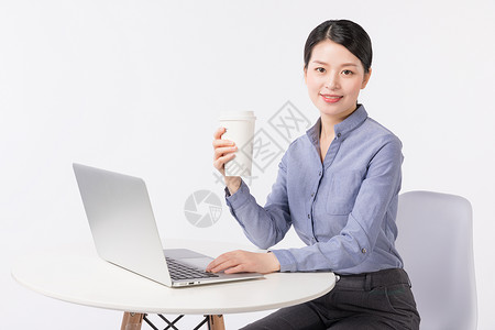 商务女性喝咖啡休闲办公图片