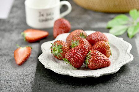 碗装草莓新鲜的草莓背景