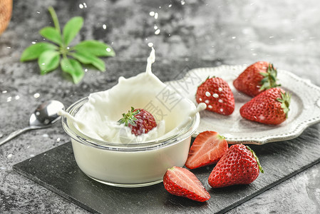 新鲜的草莓牛奶洒落素材高清图片